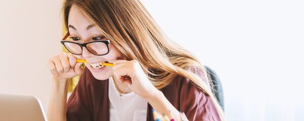 Студентка готовится к экзамену - Sputnik Таджикистан