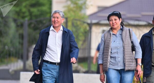 Бывший президент Кыргызстана Алмазбек Атамбаев после пресс-конференции на территории своего дома в Кой-Таше - Sputnik Таджикистан
