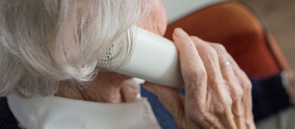 Пожилая женщина звонит по телефону, архивное фото - Sputnik Тоҷикистон