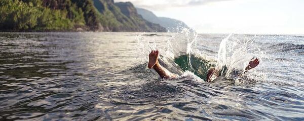 Человек в воде Человек в воде - Sputnik Тоҷикистон