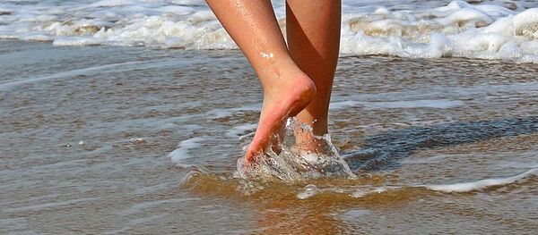 Мальчик идет по пляжу - Sputnik Таджикистан