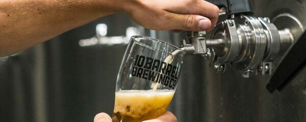 Мужчина наливает пиво - Sputnik Тоҷикистон