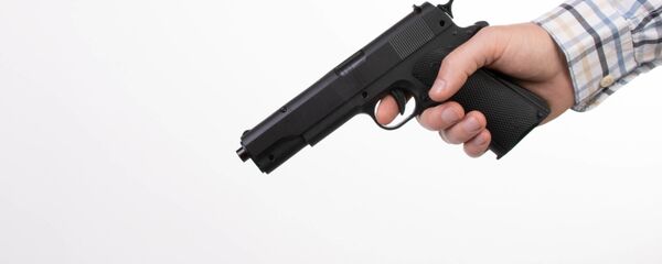 Человек целится пистолетом, архивное фото Человек целится пистолетом, архивное фото - Sputnik Тоҷикистон