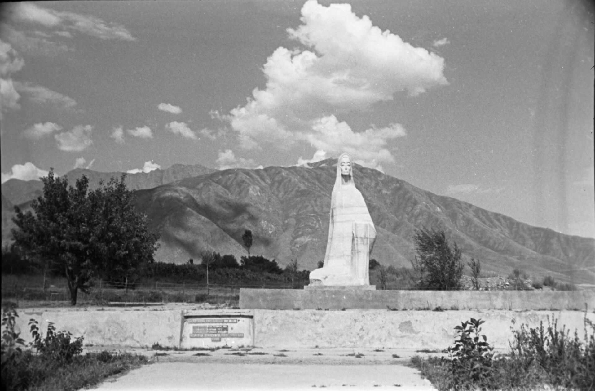 Монумент Скорбящая мать  в городе Хаит в память погибшим во время хаитского 1949 года - Sputnik Таджикистан, 1920, 10.07.2023