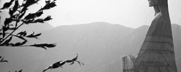 Памятник жертвам землетрясения (10 июля 1949 года) в селении Хаит, Раштского района - Sputnik Таджикистан