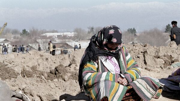 Жительница таджикского кишлака, оставшаяся без крова в результате землетрясения - Sputnik Тоҷикистон