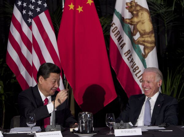 Глава Китая Си Цзиньпин ест шоколад на встрече с вице-президентом США Джо Байденом  - Sputnik Таджикистан