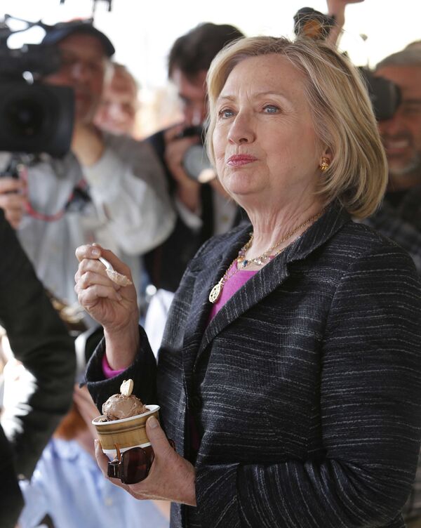 Кандидат в президенты от Демократической партии Хиллари Клинтон ест шоколадное мороженое с арахисовым маслом во время остановки в Moo's Place - Sputnik Таджикистан