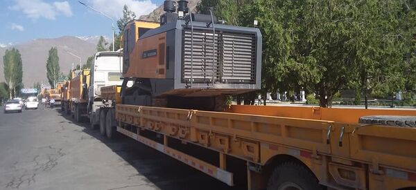 Вуруди 28 адад техникаи роҳсозӣ ба ВМКБ - Sputnik Тоҷикистон