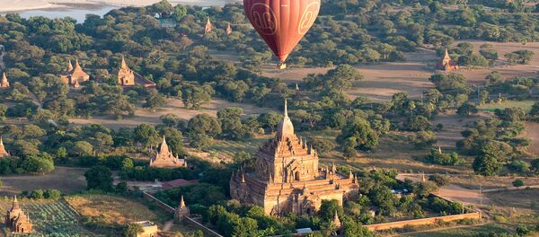 Воздушный шар над древним храмом в городе Паган, Мьянма - Sputnik Тоҷикистон