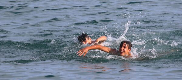 Дети купаются в Черном море  - Sputnik Тоҷикистон