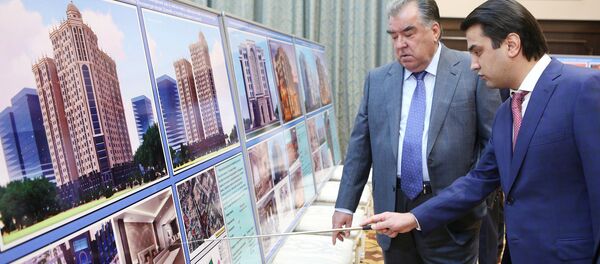 Президент Таджикистана  Эмомали Рахмон и мэр города Душанбе рассматривают проект строительства гостиницы - Sputnik Тоҷикистон
