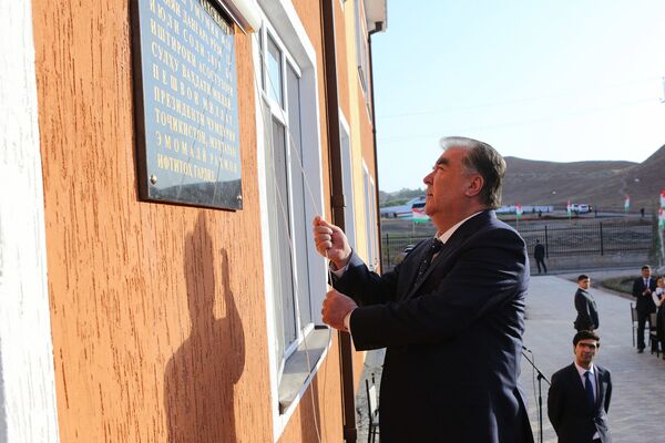 Президент Таджикистана на церемонии открытия новой школы. - Sputnik Таджикистан