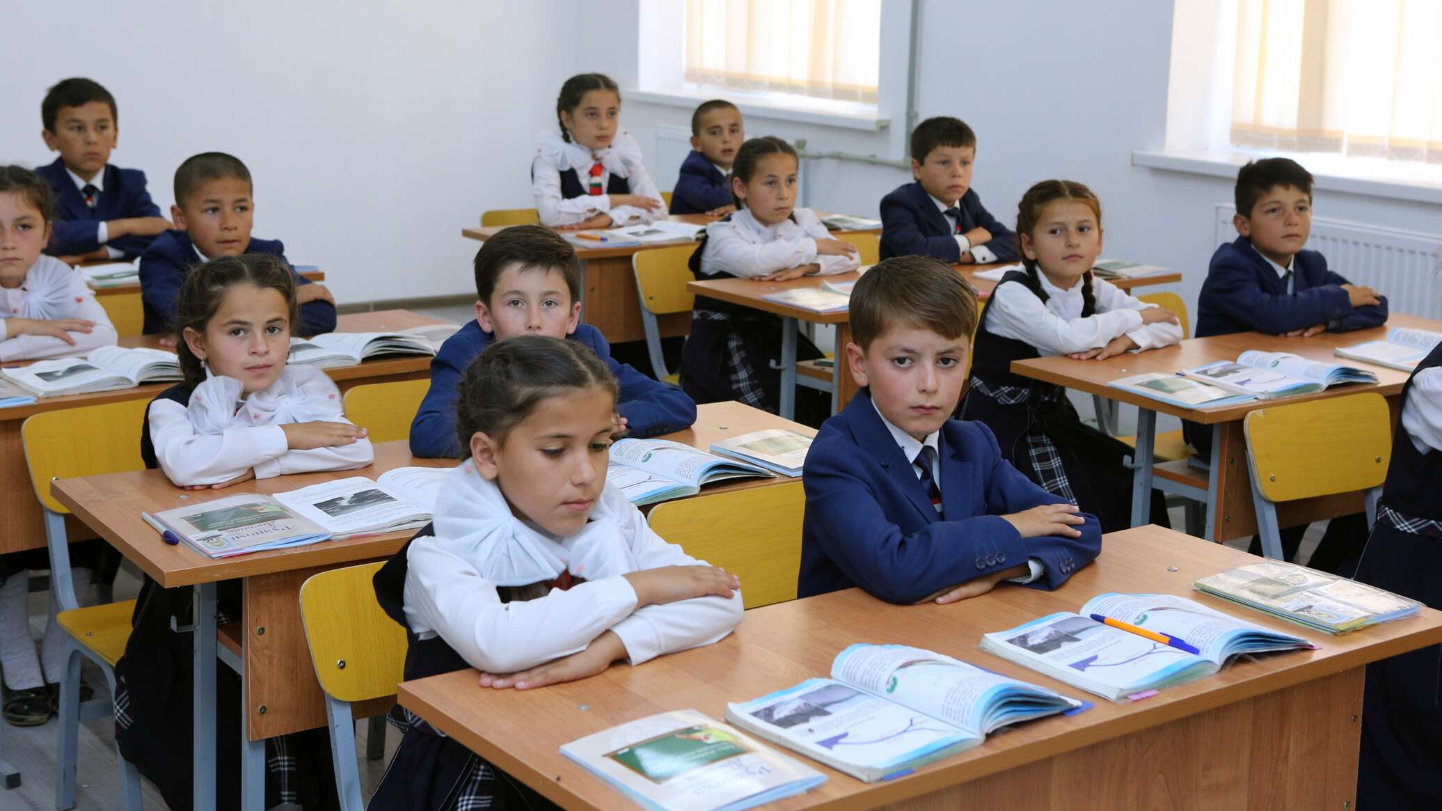 Класс таджик. Ученики в Таджикистане в средней школе. Школа 4 Таджикистан. Российские школы в Таджикистане. Таджикская школа школьный класс.