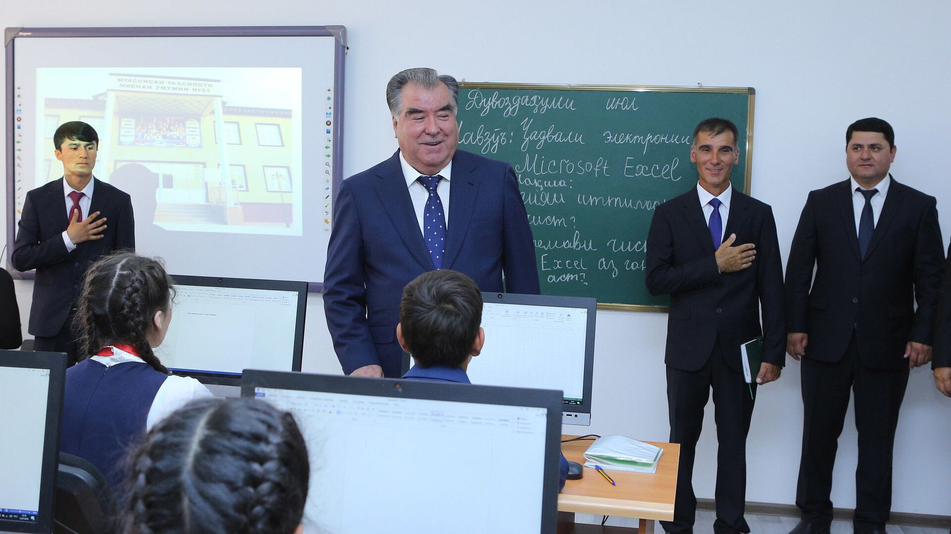 Президент Таджикистана Эмомали Рахмон в новой школе Дангаринского района  - Sputnik Таджикистан, 1920, 19.07.2022