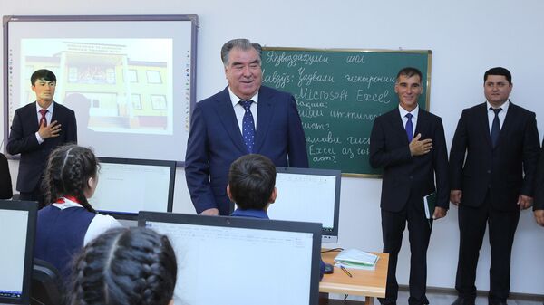 Президент Таджикистана Эмомали Рахмон в новой школе Дангаринского района  - Sputnik Тоҷикистон