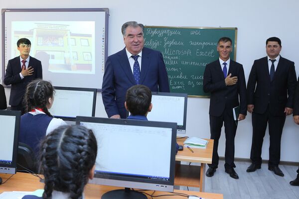 Президент Таджикистана Эмомали Рахмон в новой школе Дангаринского района  - Sputnik Таджикистан