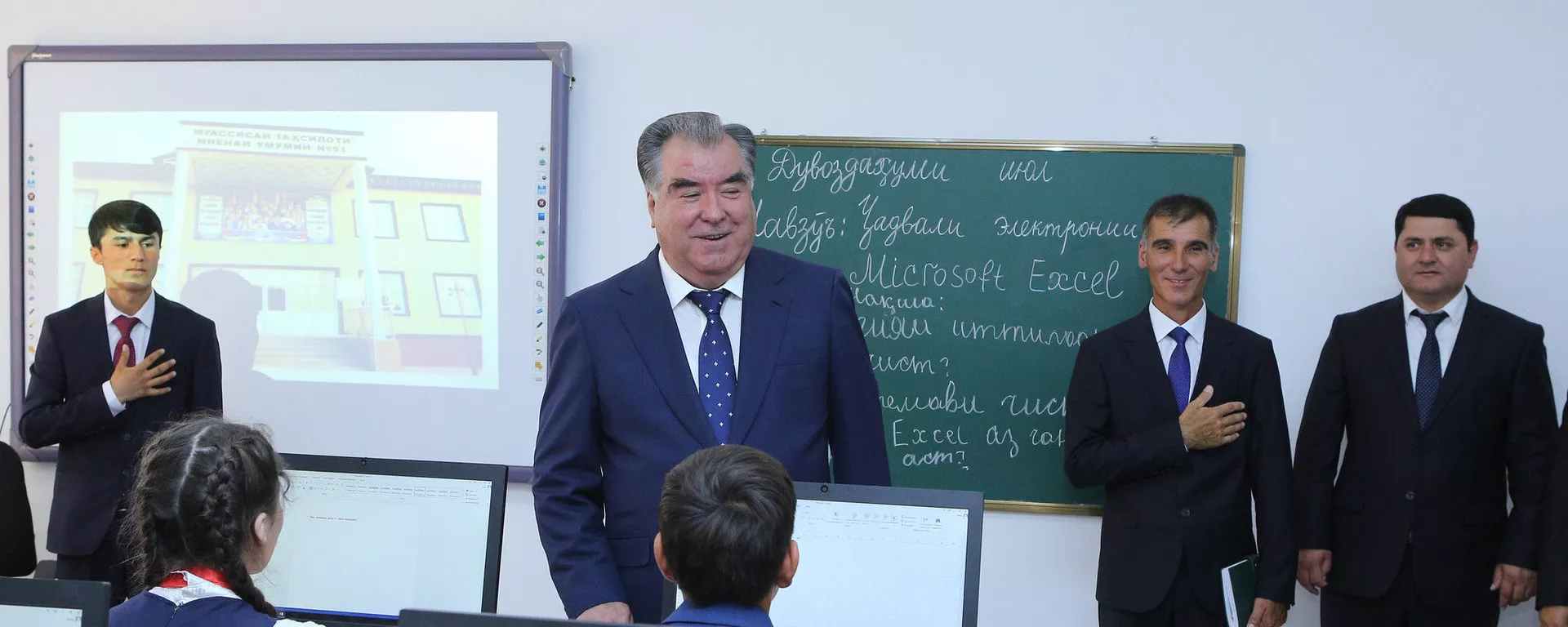 Президент Таджикистана Эмомали Рахмон в новой школе Дангаринского района  - Sputnik Тоҷикистон, 1920, 19.07.2022
