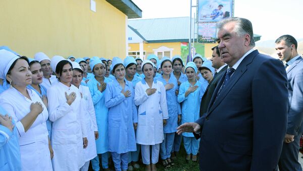 Рахмон посетил центральную межрайонную больницу в селении Талхоб Дангаринского района - Sputnik Таджикистан