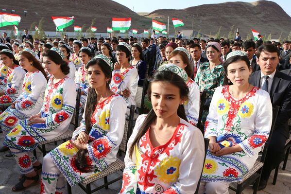 Рабочая поездка президента Таджикистана в Дангаринский район - Sputnik Таджикистан