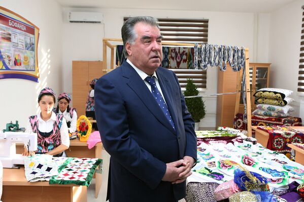 Президент Таджикистана Эмомали Рахмон в новой школе Дангаринского района - Sputnik Таджикистан