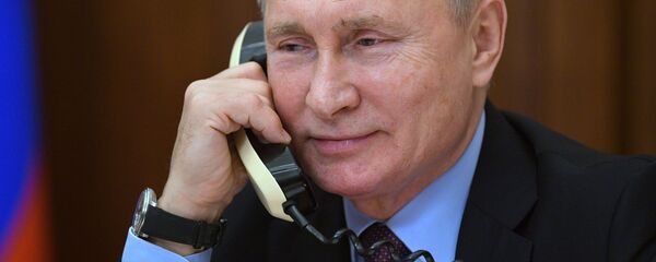 Президент РФ В. Путин поговорил по телефону Президент РФ В. Путин поговорил по телефону - Sputnik Таджикистан