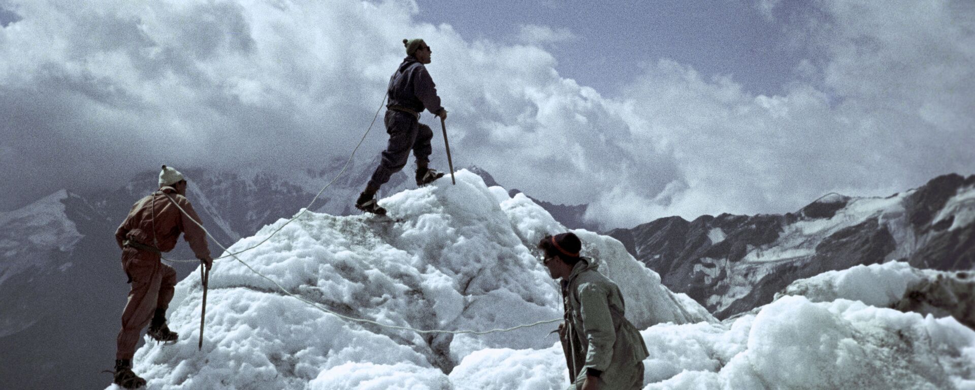 Восхождение советских альпинистов к пику Ленина в горах Памира - Sputnik Таджикистан, 1920, 13.07.2019