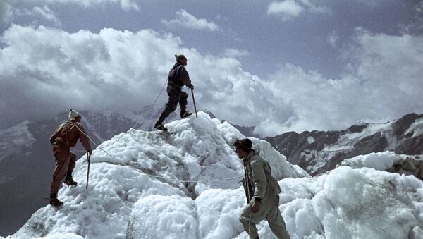 Восхождение советских альпинистов к пику Ленина в горах Памира - Sputnik Таджикистан