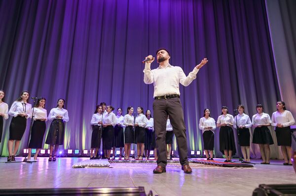 Аксҳои Аълоҳазрат Оқохони IV, оятҳо аз Қуръон ва рэп: таҷлили Рӯзи Имомат дар Маскав - Sputnik Тоҷикистон