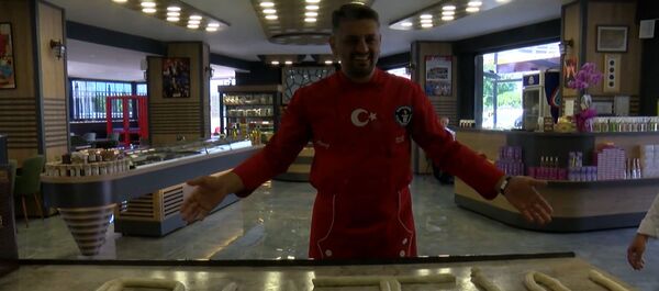 Турецкий повар отправил Путину пирог в благодарность за поставки С-400 Турецкий повар отправил Путину пирог в благодарность за поставки С-400 - Sputnik Таджикистан