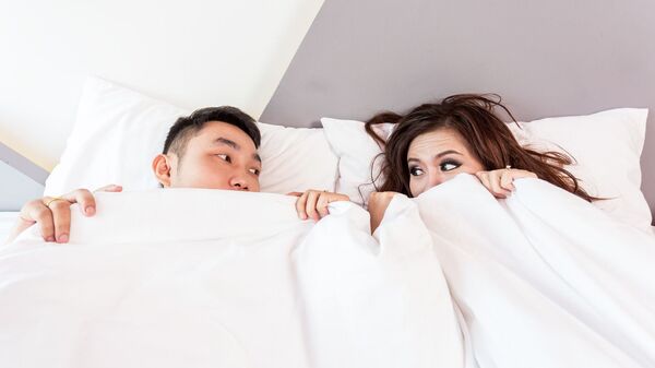 Молодая пара в кровати под покрывалом - Sputnik Таджикистан