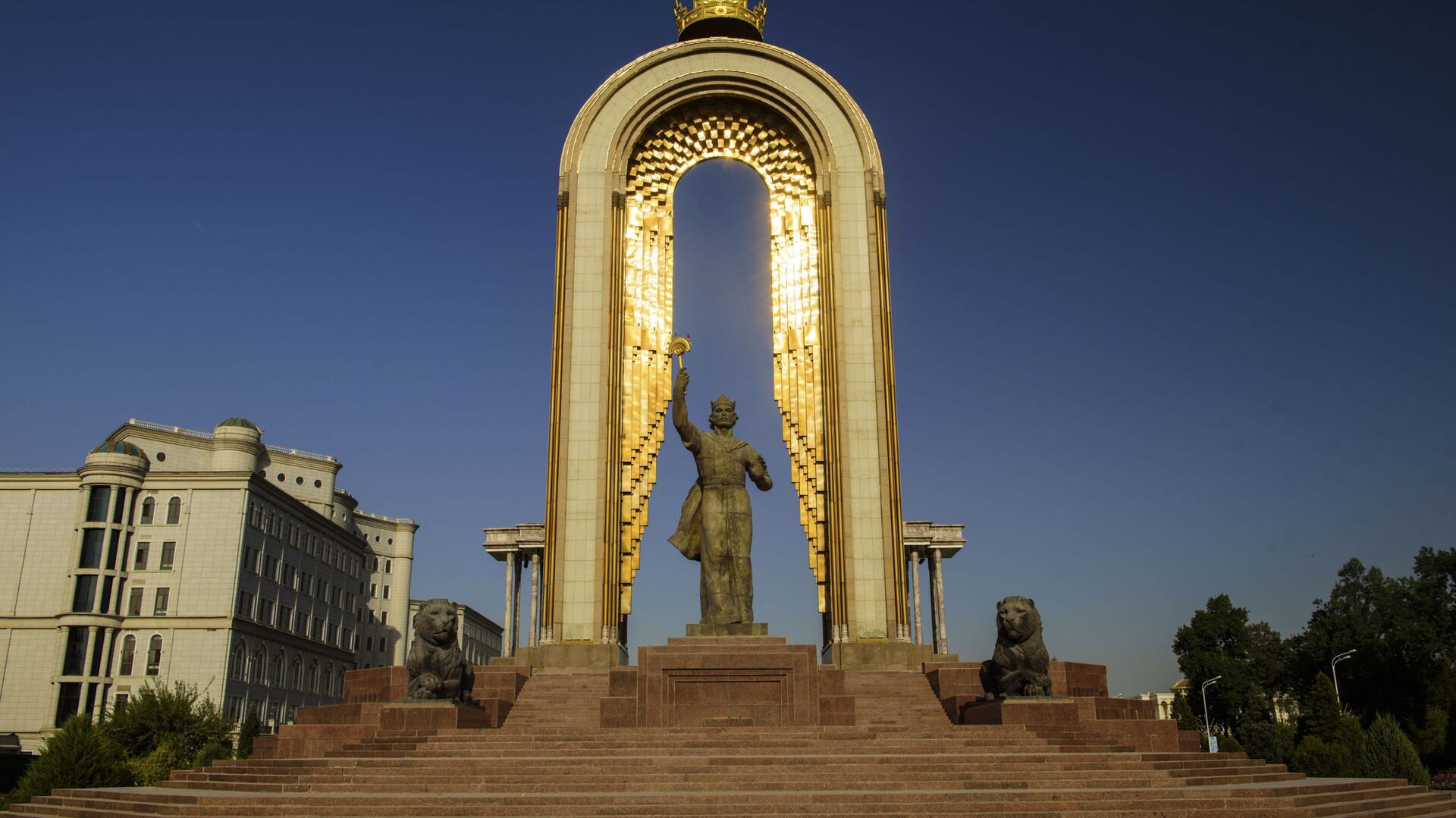 Душанбе площадь Дусти памятник Исмоилу Сомони - Sputnik Таджикистан, 1920, 02.03.2022