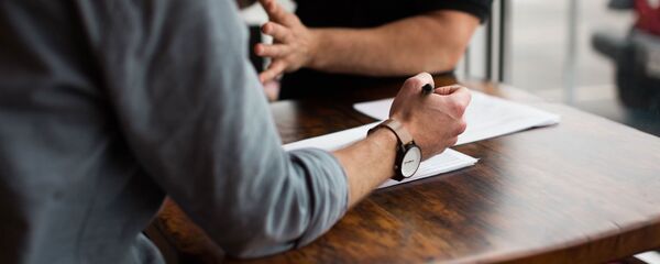 Двое мужчин во время деловой встречи Двое мужчин во время деловой встречи - Sputnik Тоҷикистон