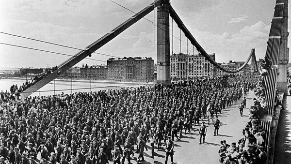 Колонна пленных немецко-фашистких солдат проходит по Крымскому мосту к Курскому вокзалу - Sputnik Таджикистан