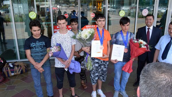 Cборная Таджикистана вернулась с мировой олимпиады школьников по физике - Sputnik Таджикистан