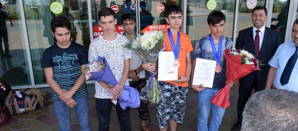 Cборная Таджикистана вернулась с мировой олимпиады школьников по физике Cборная Таджикистана вернулась с мировой олимпиады школьников по физике - Sputnik Таджикистан