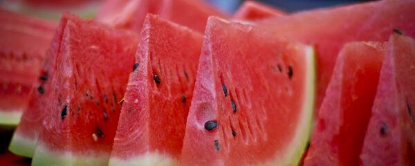 Нарезные дольки арбуза - Sputnik Тоҷикистон