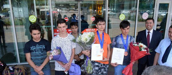 Пешвози толибилмони тоҷик дар фурудгоҳи Душанбе  - Sputnik Тоҷикистон