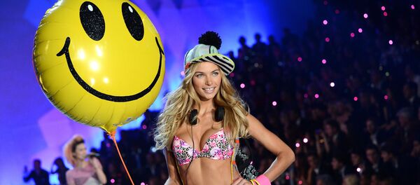 Австралийская топ-модель Джессика Харт на показе Victoria's Secret Fashion Show 2013 - Sputnik Таджикистан