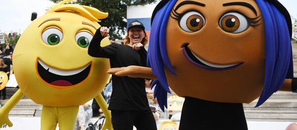 Участники празднования Всемирного дня Эмодзи в Центральном парке культуры и отдыха имени М. Горького Участники празднования Всемирного дня Эмодзи в Центральном парке культуры и отдыха имени М. Горького - Sputnik Таджикистан