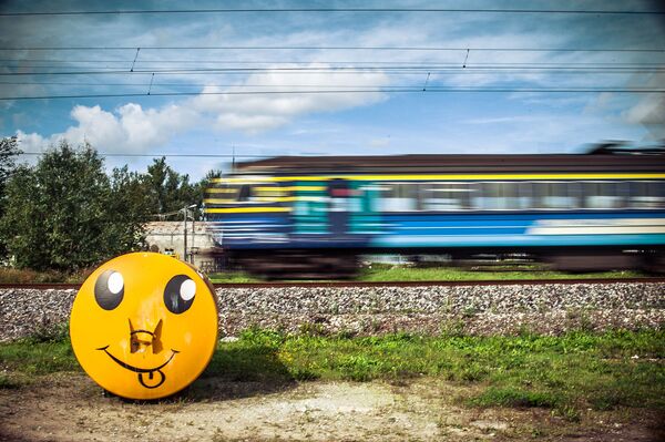 Эмодзи у проходящего поезда в Таллине - Sputnik Таджикистан