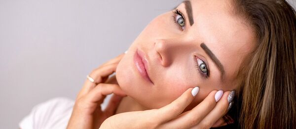 Девушка смотрится в зеркало - Sputnik Таджикистан