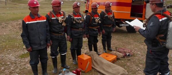 Горноспасатели КЧС спасли четырёх шахтёров из 270 метровой глубины - Sputnik Тоҷикистон