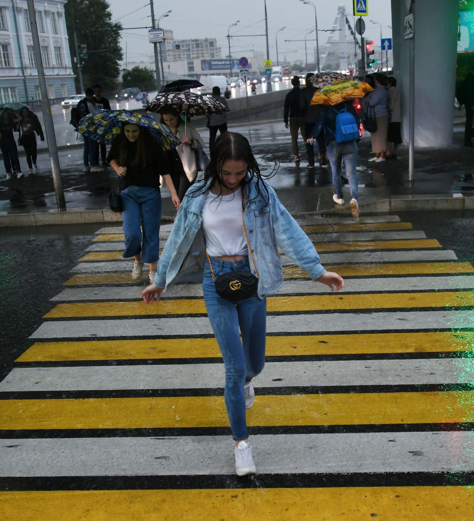 После длительного перехода люди очень. Девушка на пешеходном переходе. Пешеходный переход дождь. Фотосессия на пешеходном переходе девушка. Пешеход в дождь.