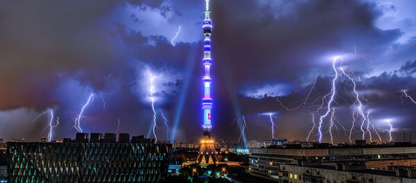 Молния над Останкинской телебашней в Москве, архивное фото Молния над Останкинской телебашней в Москве, архивное фото - Sputnik Таджикистан