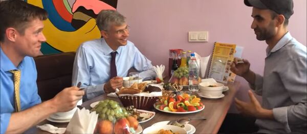 Посол США посетил кафе в Душанбе, чтобы попробовать Курутоб - Sputnik Тоҷикистон