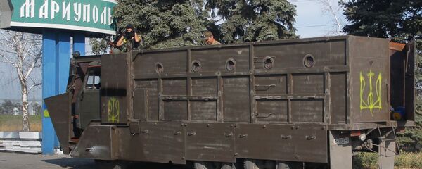 Бронированный автомобиль на въезде в город Мариуполь. Архивное фото - Sputnik Таджикистан