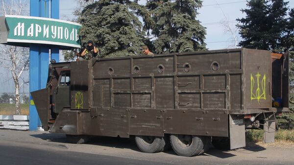 Бронированный автомобиль на въезде в город Мариуполь. Архивное фото - Sputnik Таджикистан