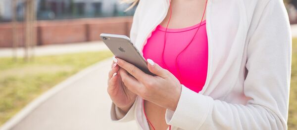 Девушка слушает музыку на телефоне - Sputnik Таджикистан