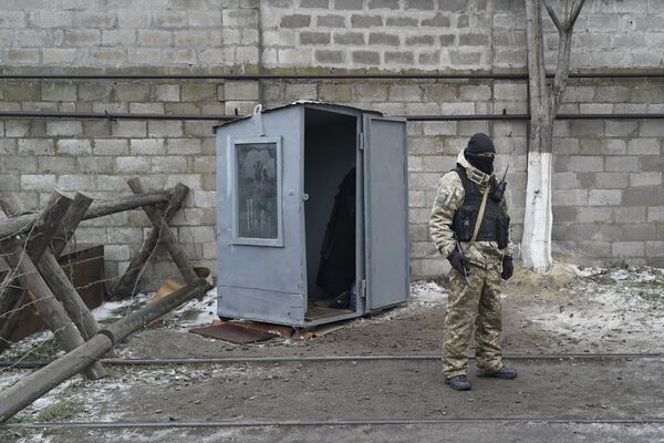 Адская тюрьма в аэропорту Мариуполя: как на Украине торговали заключенными Адская тюрьма в аэропорту Мариуполя: как на Украине торговали заключенными - Sputnik Таджикистан